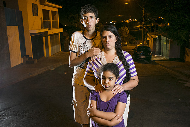 Elaine Mendona com os filhos Lucas e Pietra; na rua onde moram, em So Carlos (SP)