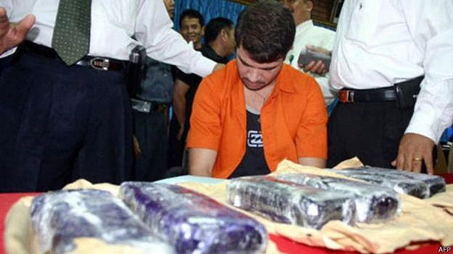 Rodrigo foi preso em julho de 2004 no aeroporto Sukarno Hatta, em Jacarta, com drogas em pranchas de surfe