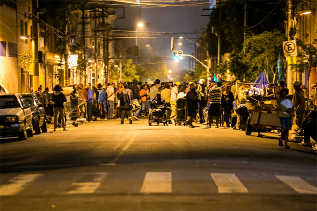 Usurios de drogas andam pela alameda Baro de Piracicaba, na regio da cracolndia, aps dia de confronto