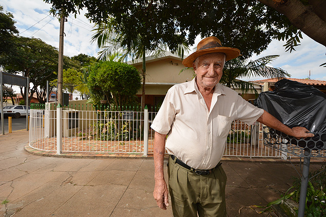 O aposentado Valentin Estevanato, 82, afirma no se lembrar de seca parecida em Cosmpolis (SP)