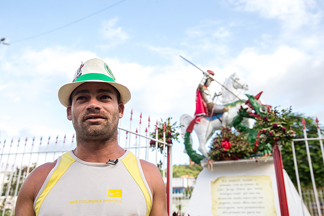 Fbio Rocha, 34, mora dentro da base de uma esttua de so Jorge na zona oeste do Rio de Janeiro