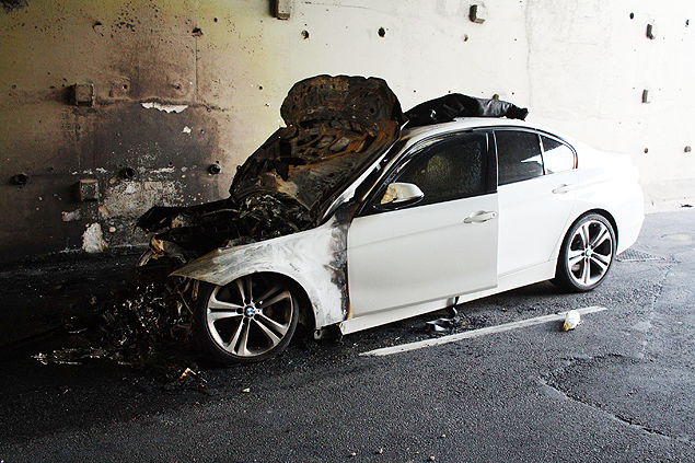 BMW bate em outro carro e pega fogo na marginal Pinheiros, sentido Castello Branco