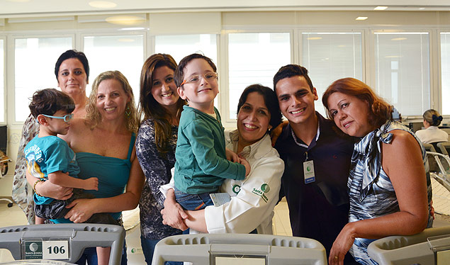 A mdica Filomena de Melo com ex-pacientes e familiares; ao seu lado, Vitor, 18, e, em seu colo, Jos, 6