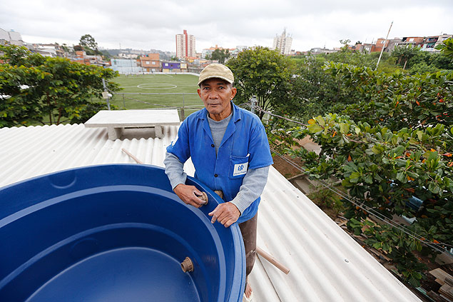 O pedreiro Helio Joaquim de Souza, 70, que ganhou a caixa-d'gua da Sabesp