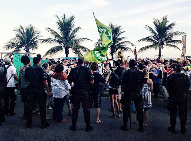 Marcha da Maconha rene cerca de mil pessoas na praia de Ipanema, zona sul do Rio de Janeiro