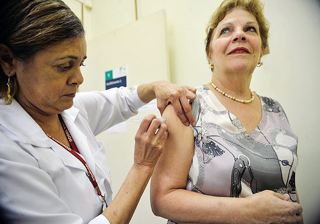 Mulher  vacinada contra gripe em So Paulo