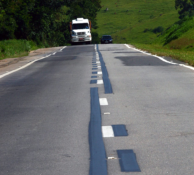 Tinta preta usada na Ferno Dias em 2009 para cobrir sinalizao antiga na rodovia 
