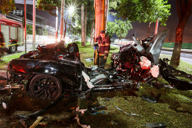Bombeiro observa Camaro destrudo aps acidente que deixou duas pessoas feridas em SP