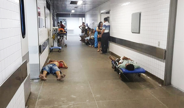 Pacientes so atendidos nos corredores e no cho em hospitais de Fortaleza