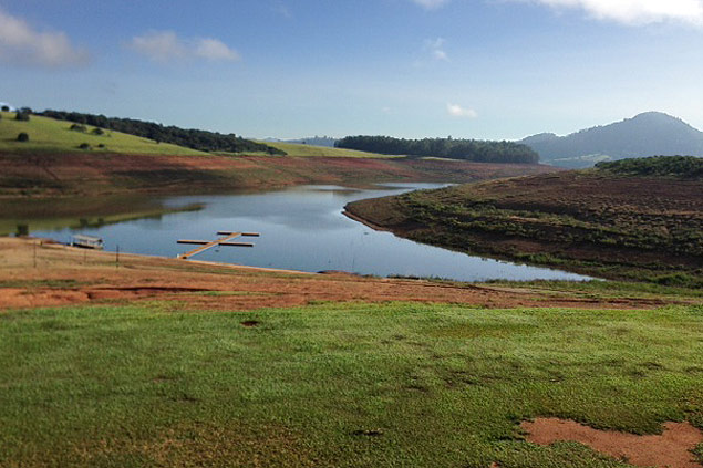 As margens da represa Jacare, a maior do sistema Cantareira, em abril de 2015