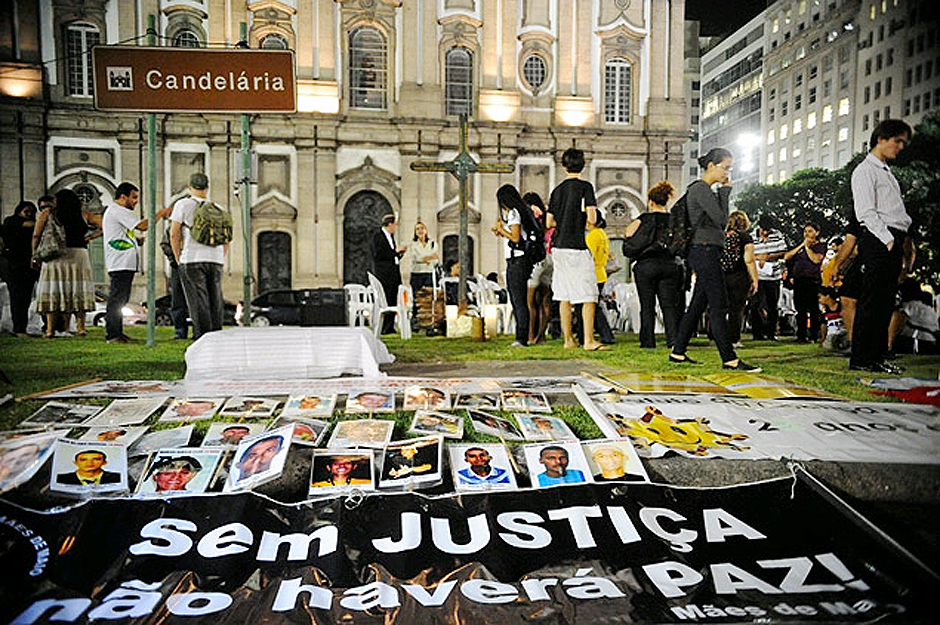  Familiares e grupos de defesa dos direitos humanos se reunem em viglia pelos 20 anos da Chacina da Candelria, no Rio
