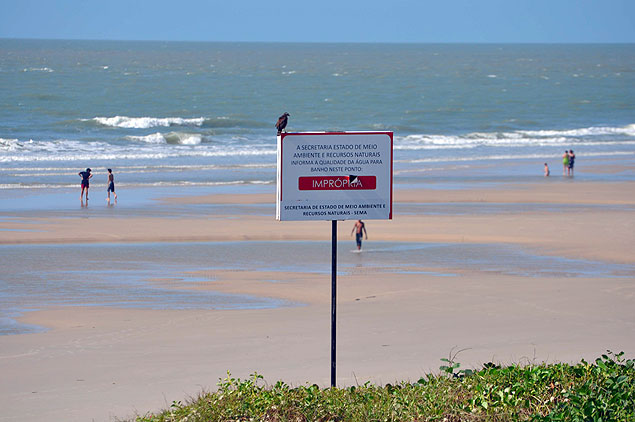 Placa indica que a Praia do Calhau est imprpria para banho
