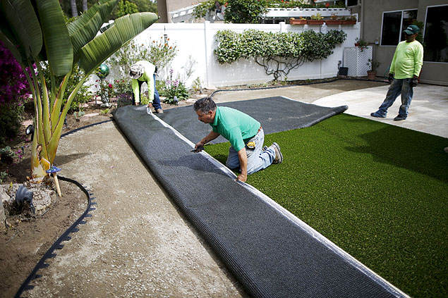 Homens substituem gramado por tapete em casa de Laguna Niguel, na Califrnia (EUA)