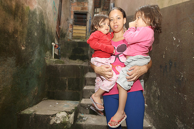 Jocasta Batista, 27, com as filhas gmeas Heloysa e Sofya, 2, que no tm vaga em creche
