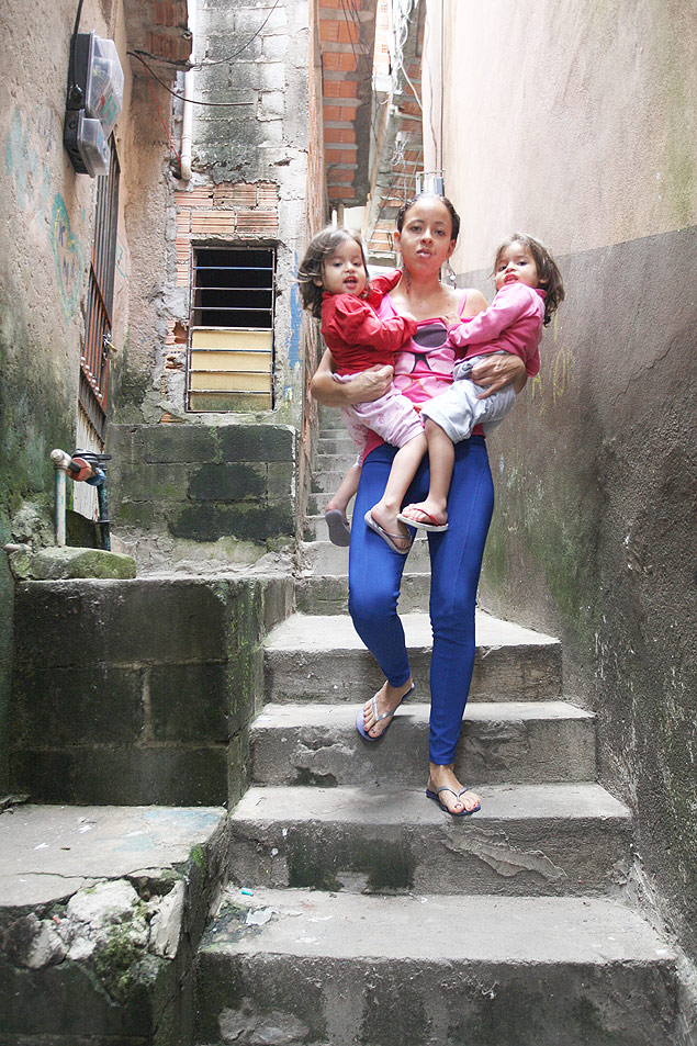 Jocasta Batista de Oliveira espera ha dois anos para ver suas filhas gmeas na creche