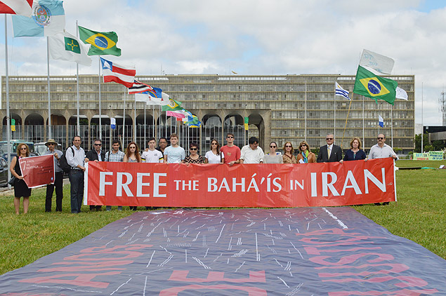 Simpatizantes e membros da comunidade baha'i protestam em frente ao Congresso Nacional