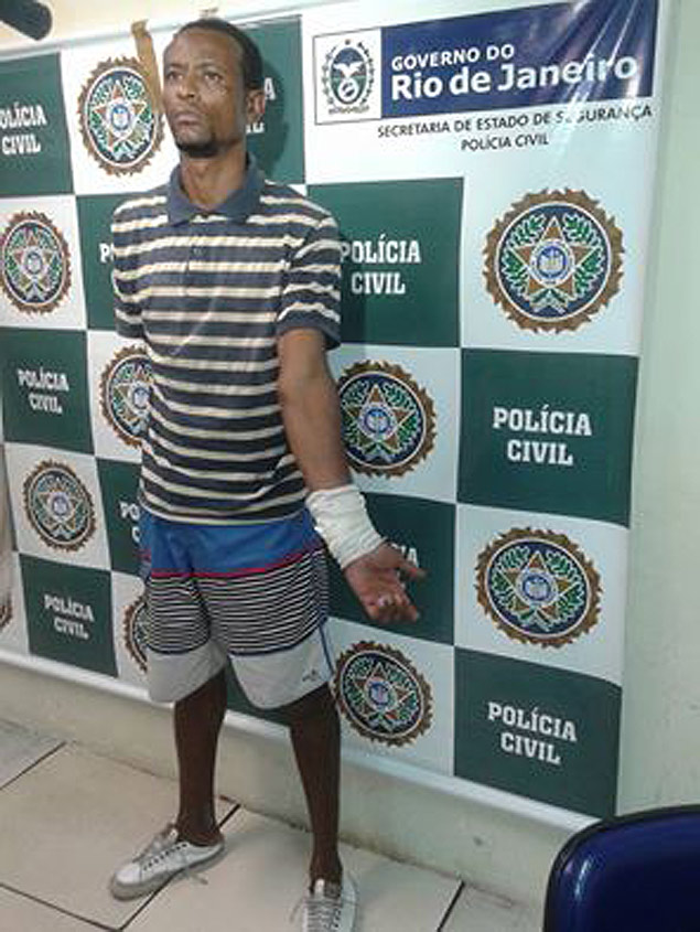 Wanderson Barbosa Ferreira, 34, foi preso em flagrante pela polcia por tentativa de assalto com faca; ele feriu a vtima no brao com uma facada e tambm foi ferido por ela 