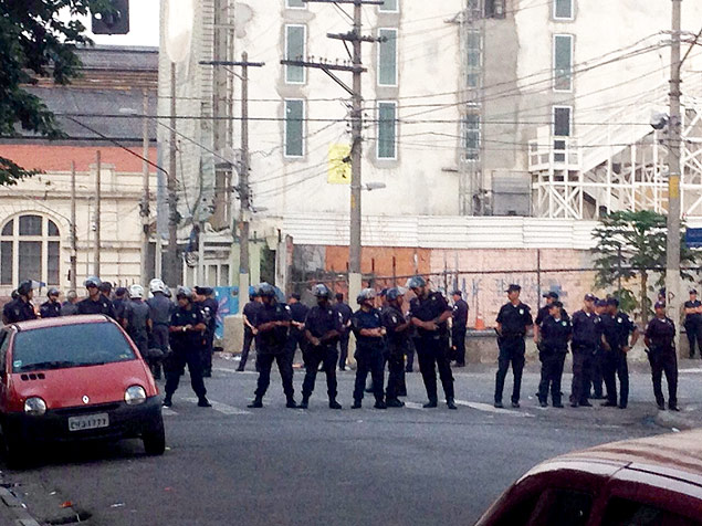 Policiais e GCMs se concentram na esquina da alameda Dino Bueno com a rua Helvetia aps tumulto na cracolncia
