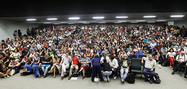 Professores discutem proposta de greve em assembleia na UFRJ (Universidade Federal do Rio de Janeiro)