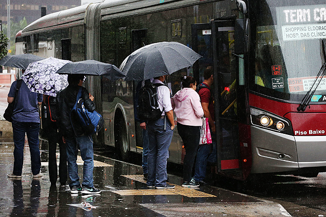 Pedestre enfrenta chuva na avenida Paulista, no centro de So Paulo