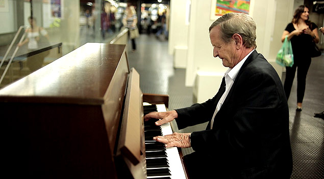Jos Benedito, 70, toca piano na estao Santa Ceclia