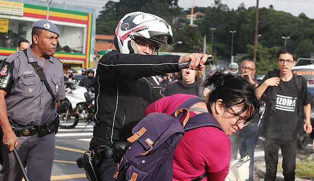 Jovem é agredida em protesto de funcionários e estudantes frente ao Portão 1 da Cidade Universitária