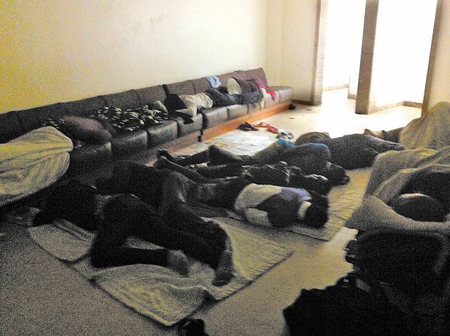 Imigrantes em sala do aeroporto de Cumbica, em foto tirada em 2014 por um dos retidos
