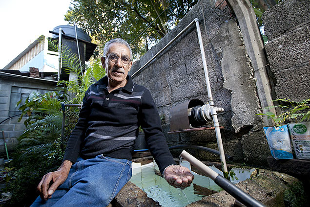 Helio Sales, morador de Perdizes (zona oeste), usa gua de bica de nascente localizada atrs da casa dele
