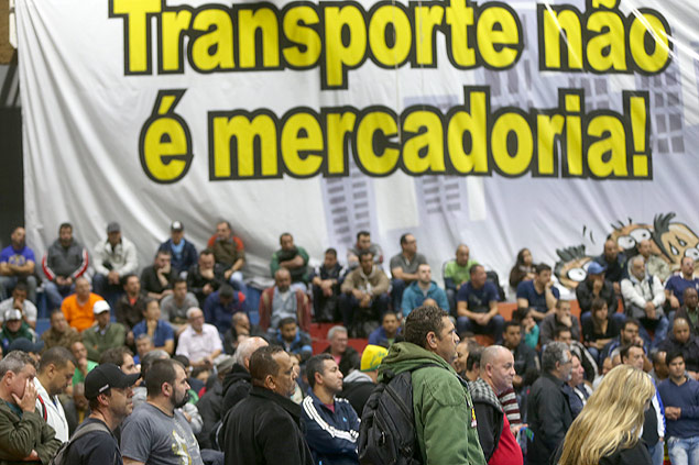 Funcionrios do Metr de So Paulo fazem assembleia para decidir se aceitam proposta da empresa ou entram em greve