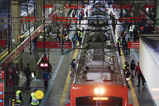 SAO PAULO - 03.06.2015 - Movimentao na estacao Guaianazes da CPTM onde os trens estao circulando ate a estacao da Luz. (Foto: Danilo Verpa/Folhapress)