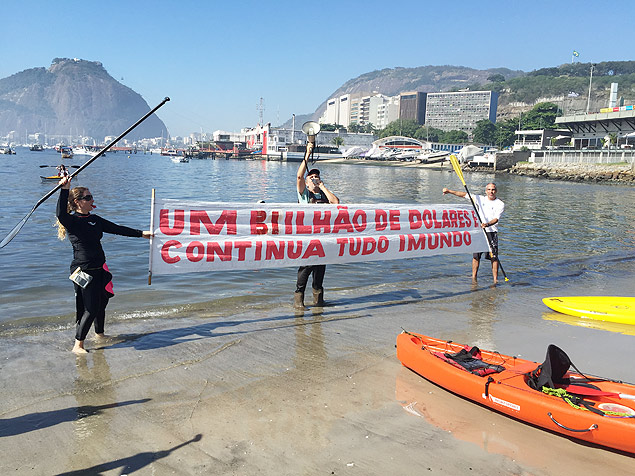 Crdito: Felipe de Oliveira/FolhapressLegenda: Manifestantes fazem apitao para cobrar aes eficazes de despoluio na Baa de Guanabara, no Rio
