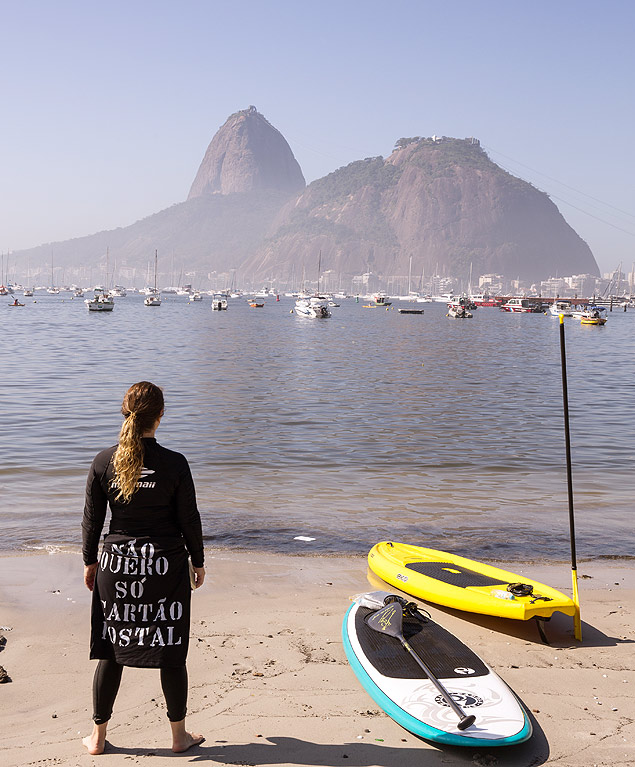 Rio de Janeiro, RJ,BRASIL, 06- 06- 2015; Mulher protesta contra a poluicao da Baia de Guanabara e pede limpeza. (Foto: Ricardo Borges/Folhapress. ) *** EXCLUSIVO FOLHA***