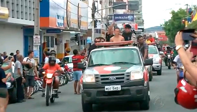 PM faz 'desfile' de presos com carro aberto em cidade da Paraba; grupo  suspeito de matar policial
