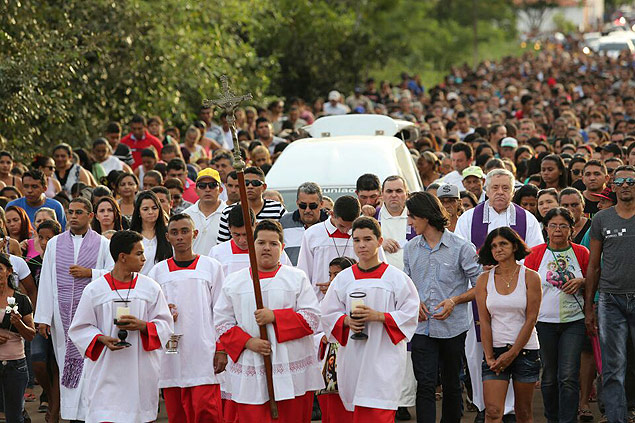 Cortejo fúnebre da estudante Danielly Feitosa, 17, que foi morta em Castelo do Piauí