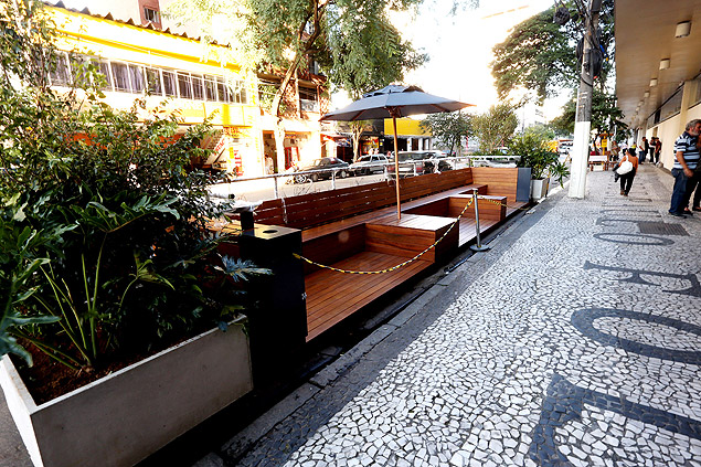 Parklet instalado em frente  sede da Folha, no centro de SP; abertura ser nesta sexta (12)