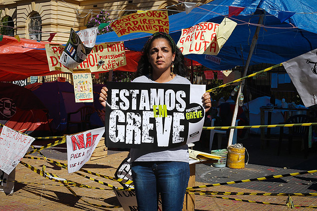 A professora Karina Barros, 35, que integra o grupo de "autonomistas", no acampamento na praa da Repblica, centro