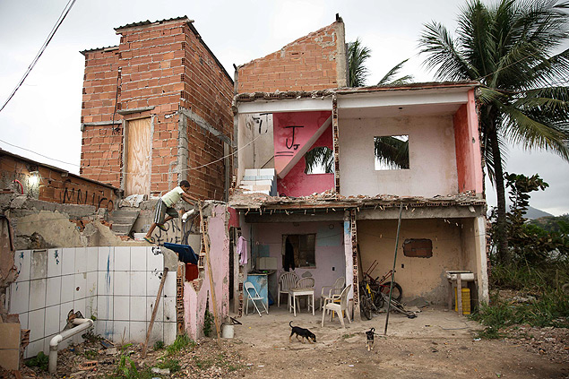 Imóvel que foi demolido pela metade após separação dos donos, no Rio