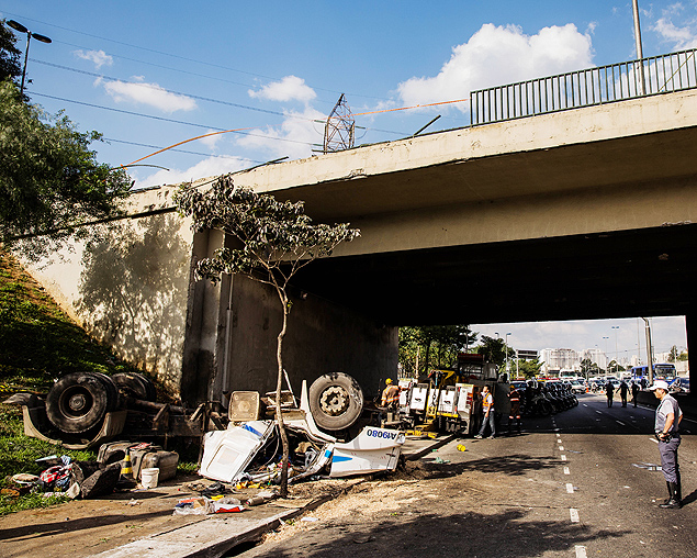Caminho fica destrudo aps cair da ponte da Vila Maria, na zona norte de SP, sobre a marginal Tiet