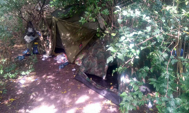 Tendas encontradas em acampamento de traficantes na mata de So Gonalo, na regio metropolitana do Rio