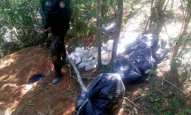 Drogas encontradas em acampamento de traficantes na mata de So Gonalo, na regio metropolitana do Rio