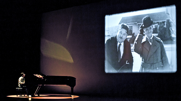 O pianista Tony Berchmans toca, ao vivo, trilha sonora de filme "O Gordo e o Magro"