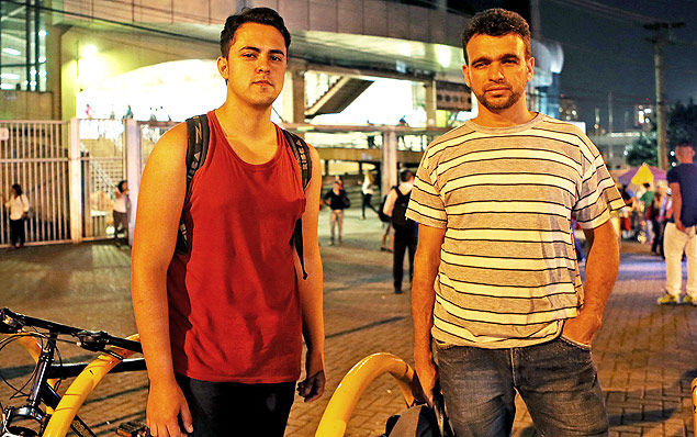 Abner Teixeira e Valmir Mariano ( dir.) em frente  faculdade; dvidas ameaam estudo