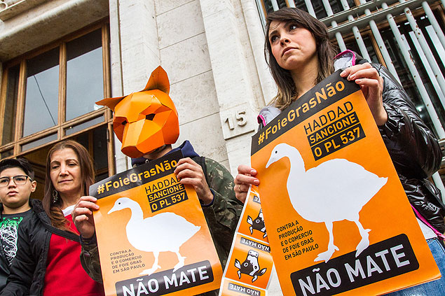 A Sociedade Vegetariana Brasileira e outros grupos pr-direitos dos animais protestam contra o foie gras diante da Prefeitura de So Paulo