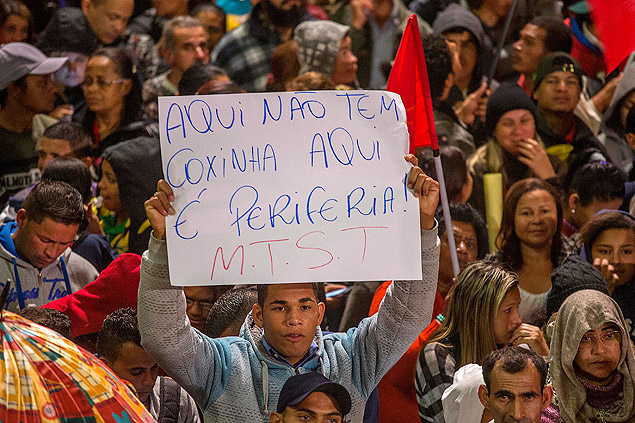 Manifestante segura cartaz durante protesto do MTST em So Paulo nesta quinta-feira (25)