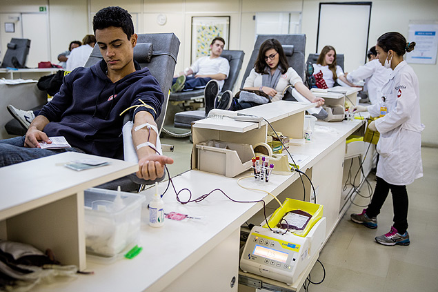 Grupo de estudantes do colgio Santa Amlia doa sangue no Hemocentro de So Paulo