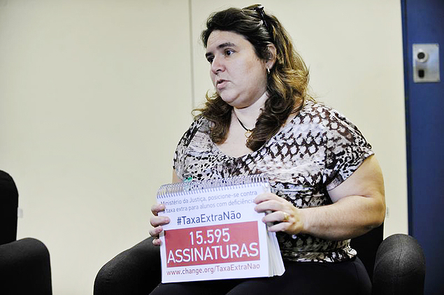 Advogada Consuelo Martim entrega abaixo-assinado com 15 mil assinaturas de pais de crianas com deficincia