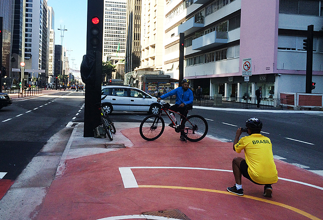 Mesmo antes da inaugurao, ciclistas j fazem turismo na ciclovia da Paulista Crdito  Artur Rodrigues