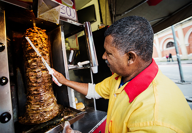 SAO PAULO, SP, BRASIL, 25-06-2015, 12h46: Retrato do vendedor de churrasco grego Paulo Pires dos Santos, 58. Ele vende o lanche no local ha mais de 30 anos. (Foto: Eduardo Anizelli/Folhapress, COTIDIANO) ***EXCLUSIVO*** ORG XMIT: EANI4259.CR2