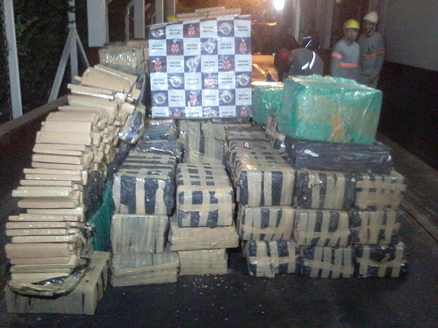 Polcia apreende 4,4 toneladas de maconha em caminho em Sumar (SP)