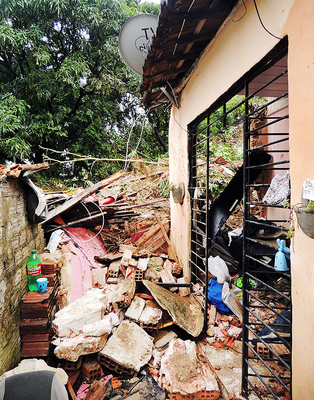 Deslizamento de terra atinge casa e mata pai e filho no bairro Bomba do Hemetrio, na zona norte do Recife